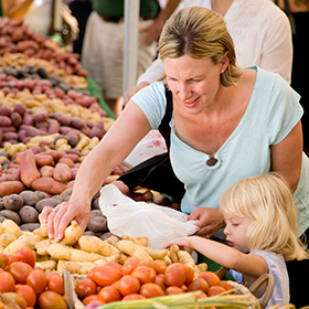 Take your kids to the Farmers Market so they understand where their food is coming from! Photo from eatright.org